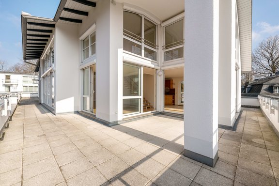 Die sonnige Terrasse lädt zum Entspannen im Freien ein