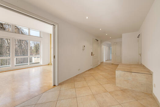 Spacious entryway