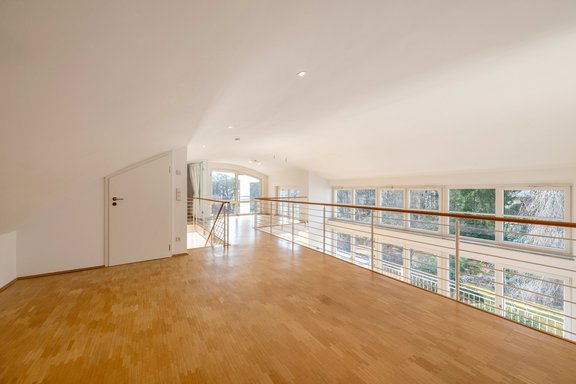 Lichtdurchflutete Galerie mit Blick in den Wohnbereich