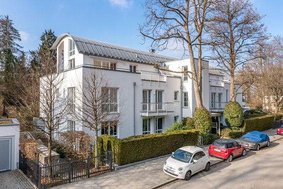 Das Penthouse befindet sich im 2. Obergeschoss dieses gepflegten Mehrfamilienhauses