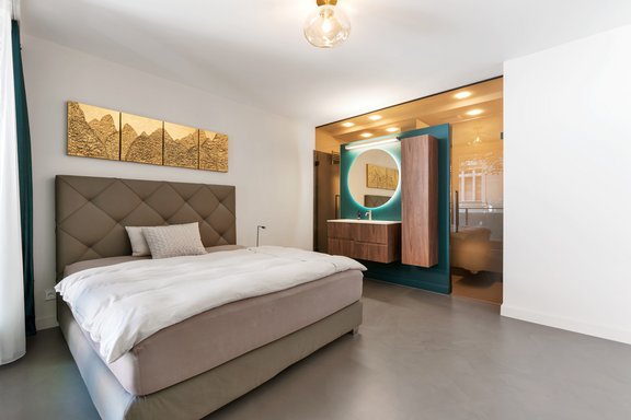 Schlafzimmer mit Badebereich