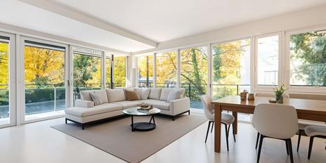 Lichterfülltes Stadtdomizil mit stylischer Ästhetik und Balkonterrasse in Toplage