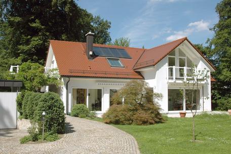 Lichterfülltes Wohnhaus mit hervorragender Ausstattung, Wellness-Bereich, Indoorpool und Südgarten