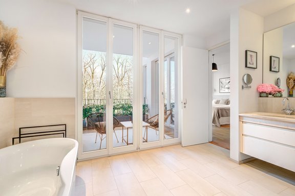 Ensuite-Bad mit Balkonzugang