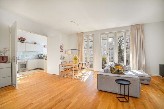 Großzügige Glasfronten