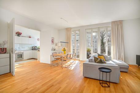 Abundant light meets understated luxury: high-end city residence with designer furnishings and two balcony terraces