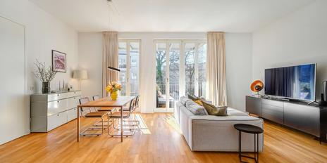 Abundant light meets understated luxury: high-end city residence with designer furnishings and two balcony terraces