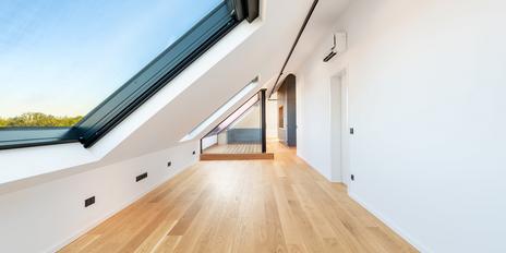 Lichtfülle trifft Loft-Style: Dachgeschosswohnung mit zwei Loggien zum Erstbezug