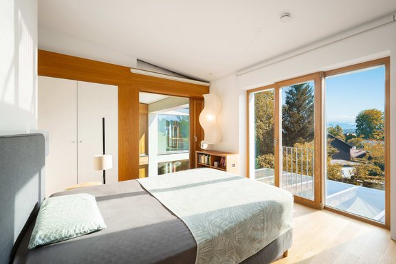Schlafzimmer mit Seeblick