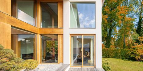 Lichtfülle und Transparenz: Familienoase mit traumhaftem Garten in Laufnähe zum See