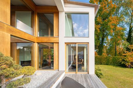 Lichtfülle und Transparenz: Familienoase mit traumhaftem Garten in Laufnähe zum See