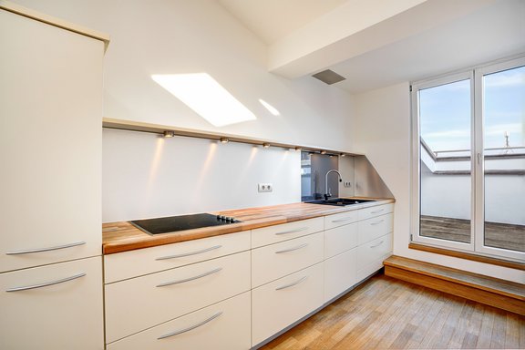 Küche vor der Dachterrasse
