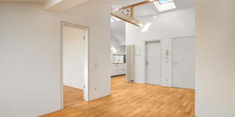 Lichtfülle unter dem Dach: Reizende 2-Zimmer-Wohnung mit Panorama-Terrasse