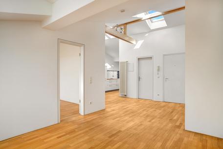 Lichtfülle unter dem Dach: Reizende 2-Zimmer-Wohnung mit Panorama-Terrasse