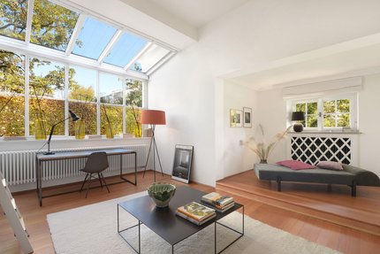 Großflächige Fenster im wintergartenähnlichen Atelier