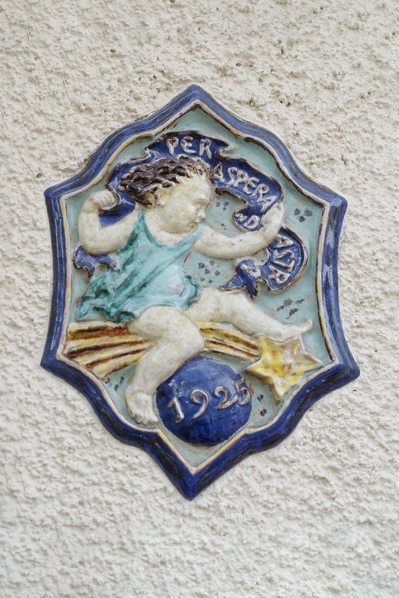 Historisches Detail am Eingang