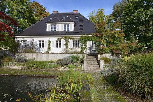 Hausansicht mit Stufen in den Garten