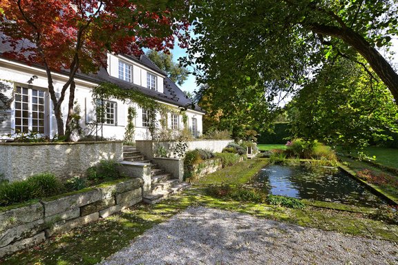 Hausansicht mit Seerosenteich