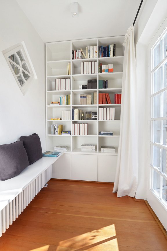 Bibliothek im Wohnzimmer