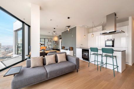 Living at the top: Modernes Stadtdomizil im 14. Stock mit Concierge und Rooftop-Nutzung