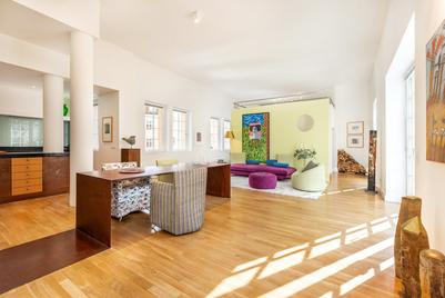 Loft-Wohnung mit 2 Zimmern und Balkonen in Toplage