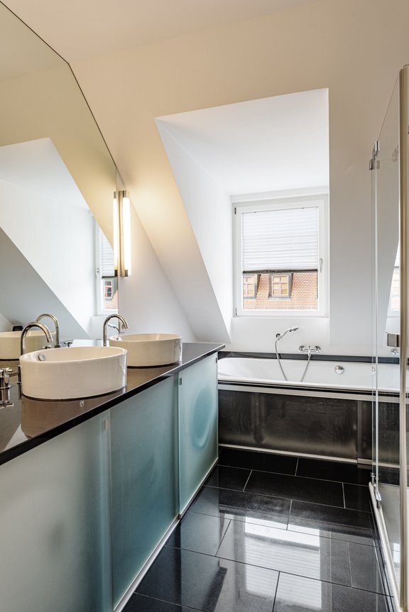 Badezimmer mit Wanne und Dusche