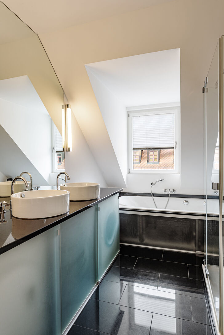 Badezimmer mit Wanne und Dusche