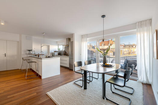 Spacious cooking / dining area