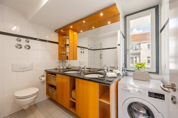 Tageslicht-Badezimmer mit Schreinereinbauten