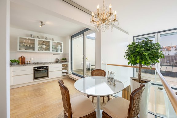 Galerie mit Essplatz und Küche