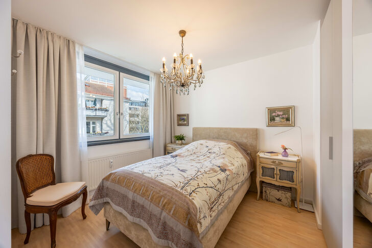 Ruhiges Schlafzimmer mit Einbauschrank