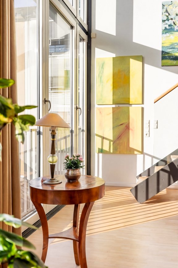 Sonnendurchflutetes Ambiente durch große Panorama-Fenster