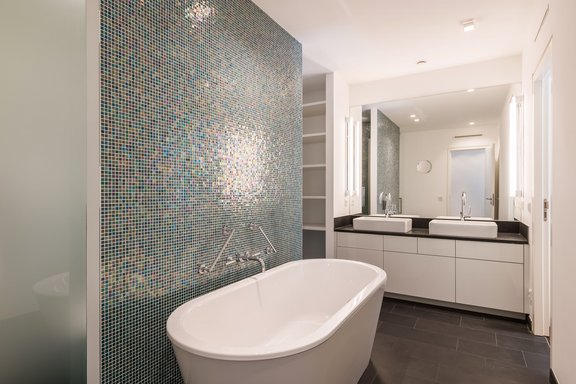 Bathroom with high-quality fixtures