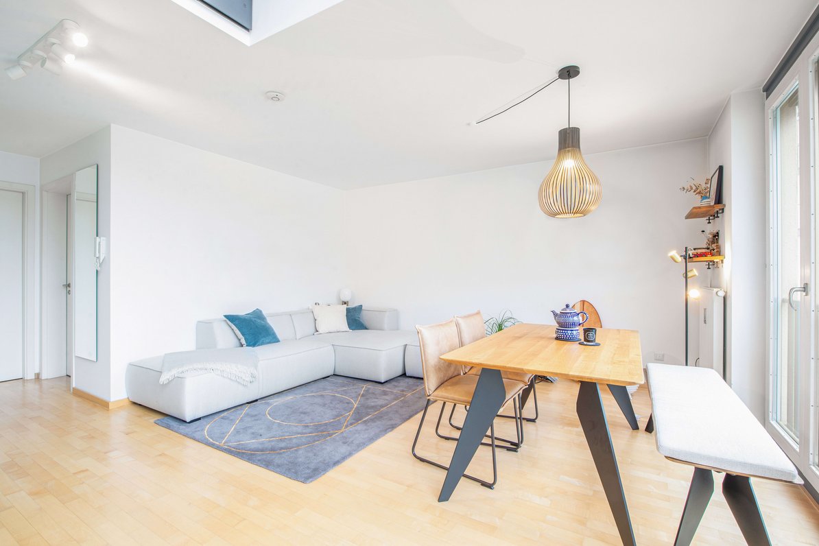 Spacious living room