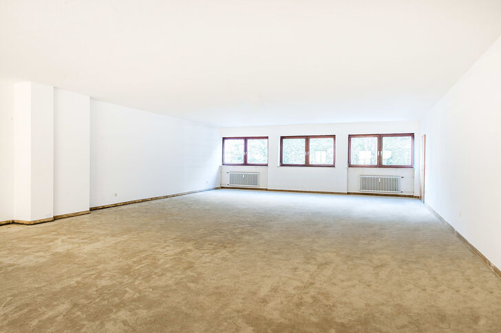 Räumlichkeiten Ist-Zustand Blick zum Innenhof