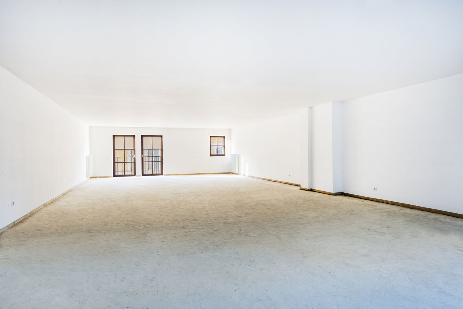 Räumlichkeiten Ist-Zustand Blick zur Fassade