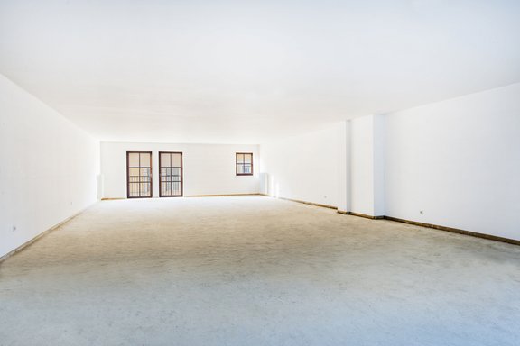 Premises actual state View to the facade