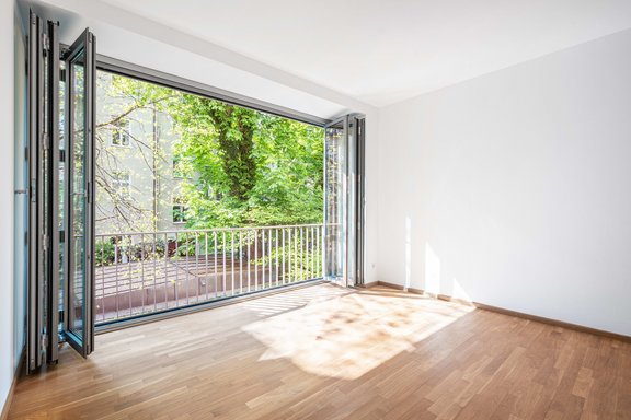 Langes Faltfenster und Hofblick