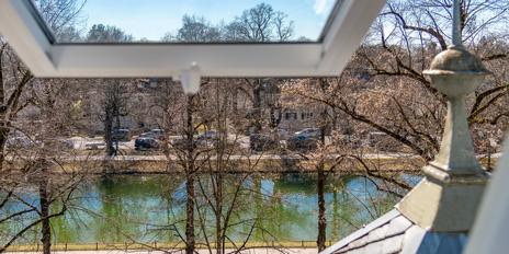 Bezaubernde, familiengerechte 4-Zimmer-Wohnung in Altbau-Villa mit Traumblick auf den Schlosskanal