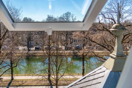 Charming, family-friendly 4-room apartment in an old villa with stunning views of the castle canal