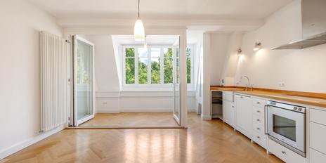 Charming, family-friendly 4-room apartment in an old villa with stunning views of the castle canal