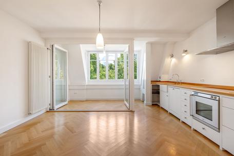 Charming, family-friendly 4-room apartment in an old villa with stunning views of the castle canal