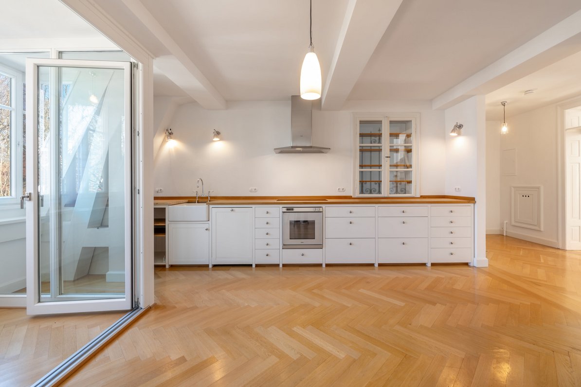 Spacious eat-in kitchen