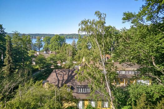 Living with a Panoramic Lake View