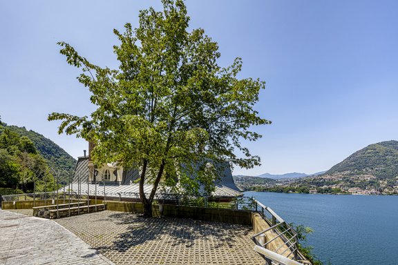 Stellplatz oberhalb der Villa