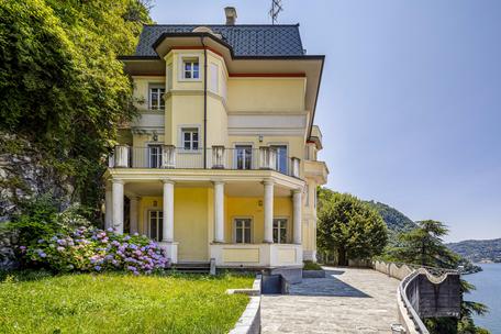 Logenplatz mit Traumblick auf den Comer See: Zauberhafte, topsanierte Villa von 1920