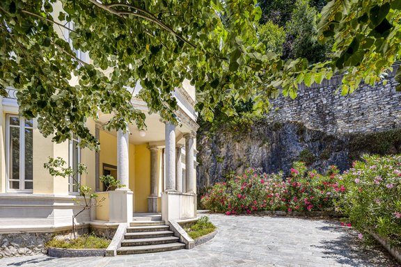 Säulenumstandener Eingang