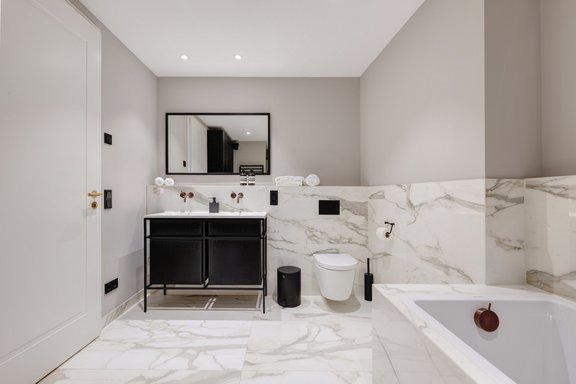 Hochklassige Badgestaltung mit Vola-Amaturen und italienischen Waschtischen