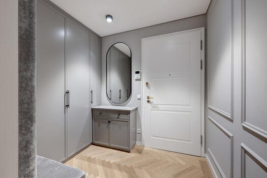 Custom-made fixtures in luxurious London townhouse style