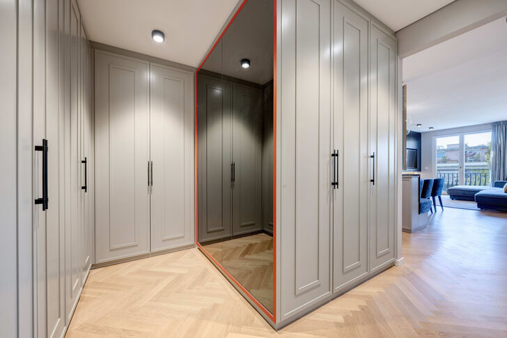 Das luxuriöse Masterschlafzimmer wird durch eine geräumige Ankleide ergänzt